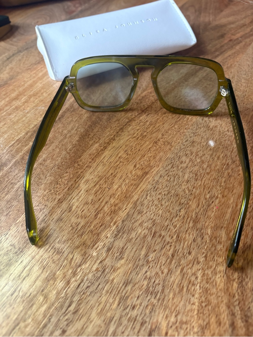 Elisa Johnson Jane Aviator Style Sunglasses in Olive Green 🫒 - Picture 4 of 9